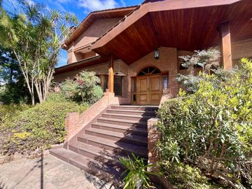 Casa en venta en Lomas de San Isidro, ideal para amante de los autos, con el mejor acceso!