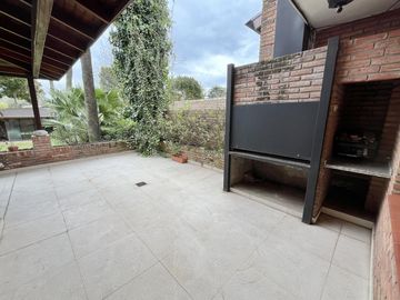 Casa en venta en Lomas de San Isidro, ideal para amante de los autos, con el mejor acceso!