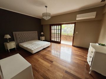 Casa en venta en Lomas de San Isidro, ideal para amante de los autos, con el mejor acceso!