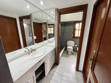 Casa en venta en Lomas de San Isidro, ideal para amante de los autos, con el mejor acceso!