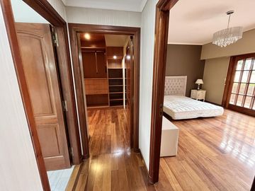 Casa en venta en Lomas de San Isidro, ideal para amante de los autos, con el mejor acceso!
