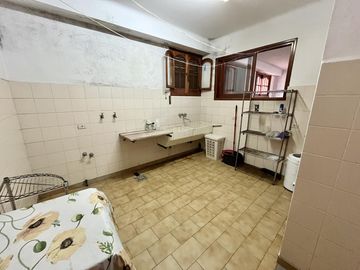 Casa en venta en Lomas de San Isidro, ideal para amante de los autos, con el mejor acceso!