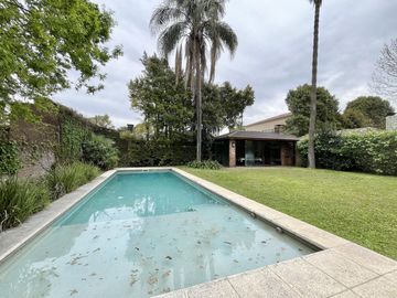 Casa en venta en Lomas de San Isidro, ideal para amante de los autos, con el mejor acceso!