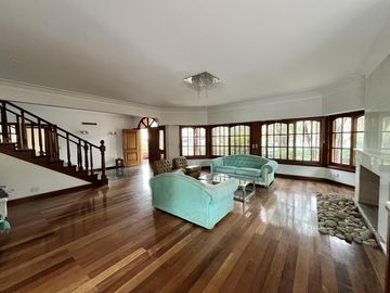Casa en venta en Lomas de San Isidro, ideal para amante de los autos, con el mejor acceso!