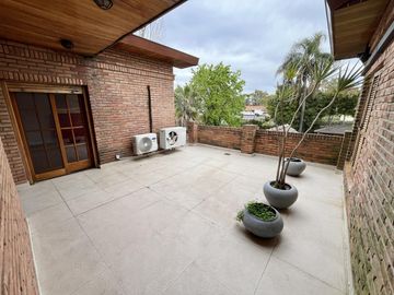 Casa en venta en Lomas de San Isidro, ideal para amante de los autos, con el mejor acceso!