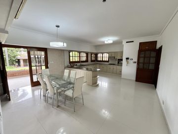 Casa en venta en Lomas de San Isidro, ideal para amante de los autos, con el mejor acceso!