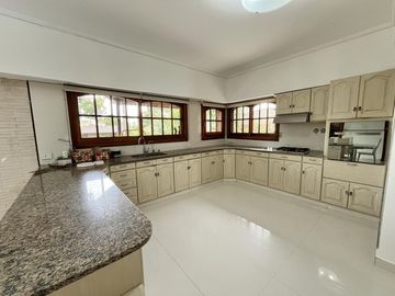 Casa en venta en Lomas de San Isidro, ideal para amante de los autos, con el mejor acceso!