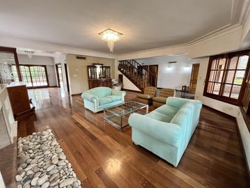 Casa en venta en Lomas de San Isidro, ideal para amante de los autos, con el mejor acceso!