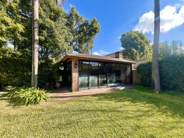 Casa en venta en Lomas de San Isidro, ideal para amante de los autos, con el mejor acceso!