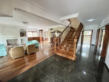 Casa en venta en Lomas de San Isidro, ideal para amante de los autos, con el mejor acceso!