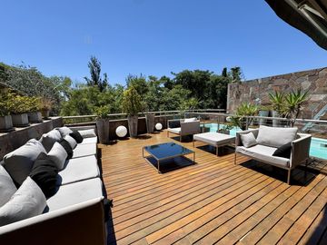 EXCLUSIVA CASA - PISCINA - QUINCHO - COCHERAS - 3 PATIOS Y 3 BALCONES - ASCENSOR