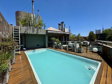 EXCLUSIVA CASA - PISCINA - QUINCHO - COCHERAS - 3 PATIOS Y 3 BALCONES - ASCENSOR