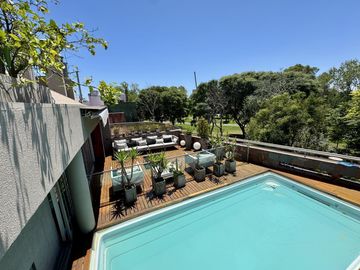 EXCLUSIVA CASA - PISCINA - QUINCHO - COCHERAS - 3 PATIOS Y 3 BALCONES - ASCENSOR