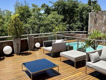 EXCLUSIVA CASA - PISCINA - QUINCHO - COCHERAS - 3 PATIOS Y 3 BALCONES - ASCENSOR