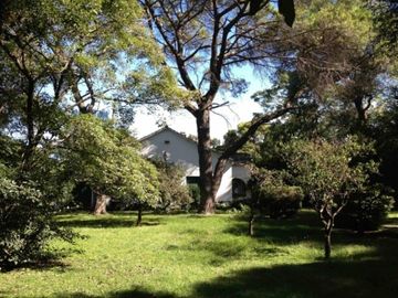 Casa antigua sobre 6 lotes en  Venta - Moreno