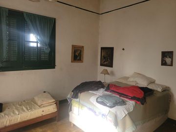 Casa antigua sobre 6 lotes en  Venta - Moreno
