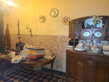 Casa antigua sobre 6 lotes en  Venta - Moreno