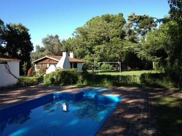 Casa antigua sobre 6 lotes en  Venta - Moreno