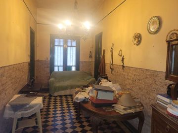 Casa antigua sobre 6 lotes en  Venta - Moreno