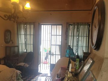 Casa antigua sobre 6 lotes en  Venta - Moreno