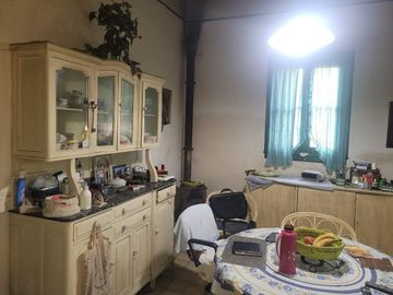 Casa antigua sobre 6 lotes en  Venta - Moreno