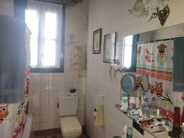 Casa antigua sobre 6 lotes en  Venta - Moreno