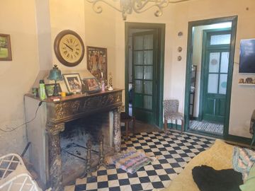 Casa antigua sobre 6 lotes en  Venta - Moreno