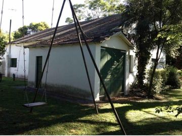 Casa antigua sobre 6 lotes en  Venta - Moreno