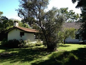 Casa antigua sobre 6 lotes en  Venta - Moreno