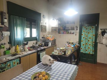 Casa antigua sobre 6 lotes en  Venta - Moreno