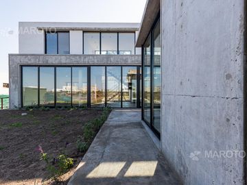 CASA EN VENTA EN BARRIO MUELLES CON SIETE AMBIENTES - MAROTO PROPIEDADES