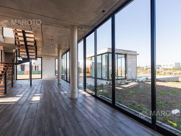 CASA EN VENTA EN BARRIO MUELLES CON SIETE AMBIENTES - MAROTO PROPIEDADES