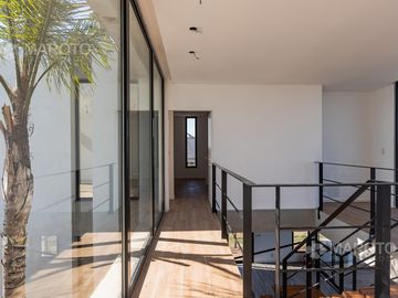 CASA EN VENTA EN BARRIO MUELLES CON SIETE AMBIENTES - MAROTO PROPIEDADES