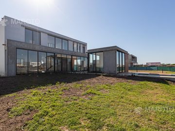 CASA EN VENTA EN BARRIO MUELLES CON SIETE AMBIENTES - MAROTO PROPIEDADES