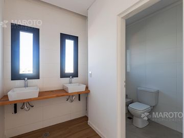 CASA EN VENTA EN BARRIO MUELLES CON SIETE AMBIENTES - MAROTO PROPIEDADES
