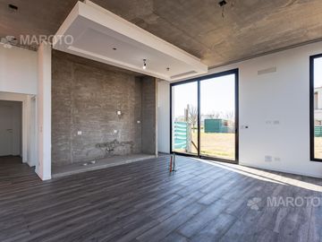 CASA EN VENTA EN BARRIO MUELLES CON SIETE AMBIENTES - MAROTO PROPIEDADES