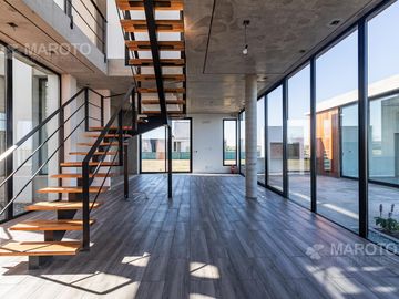 CASA EN VENTA EN BARRIO MUELLES CON SIETE AMBIENTES - MAROTO PROPIEDADES