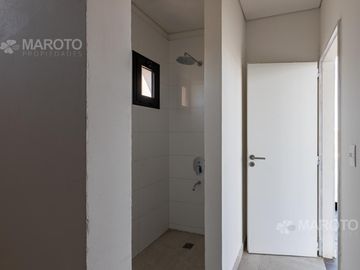 CASA EN VENTA EN BARRIO MUELLES CON SIETE AMBIENTES - MAROTO PROPIEDADES