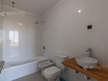 CASA EN VENTA EN BARRIO MUELLES CON SIETE AMBIENTES - MAROTO PROPIEDADES