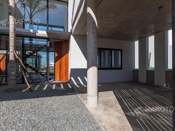 CASA EN VENTA EN BARRIO MUELLES CON SIETE AMBIENTES - MAROTO PROPIEDADES