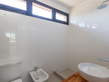 CASA EN VENTA EN BARRIO MUELLES CON SIETE AMBIENTES - MAROTO PROPIEDADES