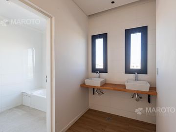 CASA EN VENTA EN BARRIO MUELLES CON SIETE AMBIENTES - MAROTO PROPIEDADES