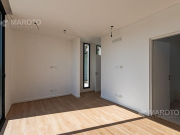 CASA EN VENTA EN BARRIO MUELLES CON SIETE AMBIENTES - MAROTO PROPIEDADES