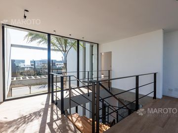 CASA EN VENTA EN BARRIO MUELLES CON SIETE AMBIENTES - MAROTO PROPIEDADES