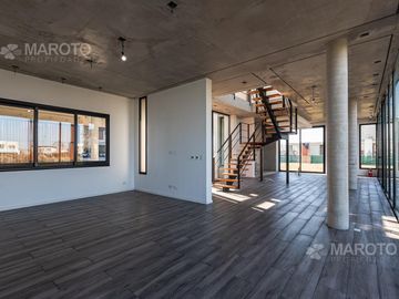 CASA EN VENTA EN BARRIO MUELLES CON SIETE AMBIENTES - MAROTO PROPIEDADES