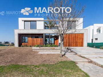 CASA EN VENTA EN BARRIO MUELLES CON SIETE AMBIENTES - MAROTO PROPIEDADES