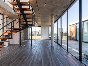 CASA EN VENTA EN BARRIO MUELLES CON SIETE AMBIENTES - MAROTO PROPIEDADES