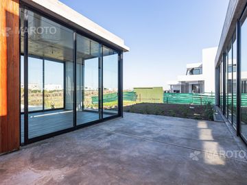 CASA EN VENTA EN BARRIO MUELLES CON SIETE AMBIENTES - MAROTO PROPIEDADES