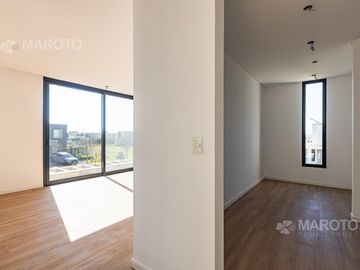 CASA EN VENTA EN BARRIO MUELLES CON SIETE AMBIENTES - MAROTO PROPIEDADES