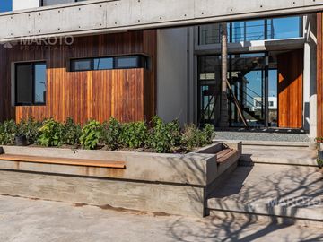 CASA EN VENTA EN BARRIO MUELLES CON SIETE AMBIENTES - MAROTO PROPIEDADES